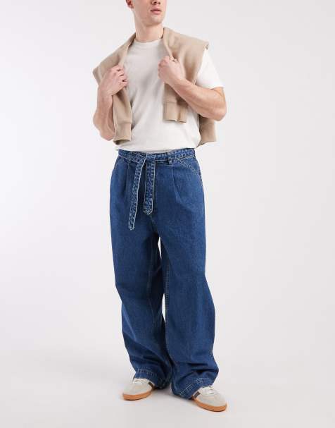 ASOS DESIGN – Jeans in mittelblauer Waschung mit Bundfalten, Gürtel und weitem Bein  - view 1