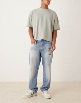 Jeans in mittelblauer Waschung mit geradem Schnitt und Zierrissen Blau 50