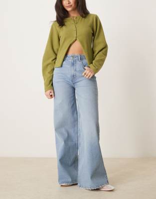 ASOS DESIGN - Jeans in mittelblauer Waschung mit weitem Bein und geflochtenem Taillenbund