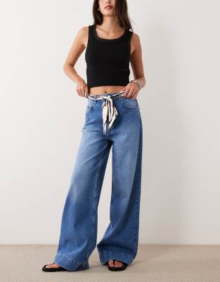 ASOS DESIGN - Jeans in mittlerer Waschung mit weitem Bein und Schalgürtel mit Zebramuster-Blau