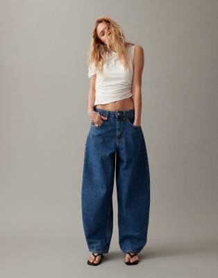 ASOS DESIGN - Jeans in reinem Mittelblau mit hohem Bund und abgerundetem Beinschnitt