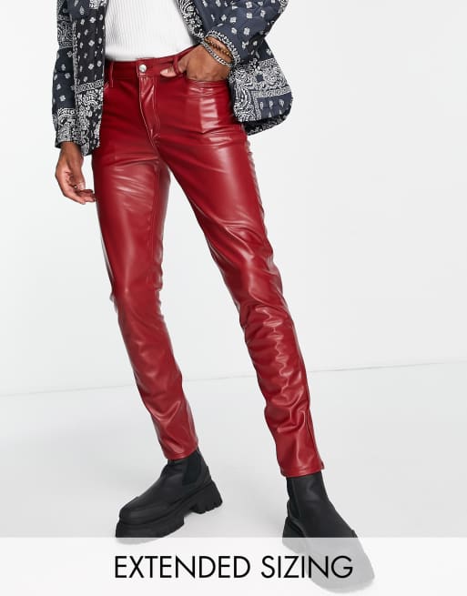 ASOS DESIGN – Jeans in Rot mit engem Schnitt in Lederoptik