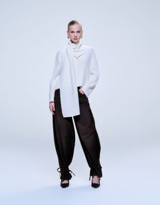 ASOS DESIGN - Jeans in Schokobraun mit abgerundetem Beinschnitt und Bindeband am Knöchel-Brown