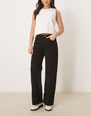 ASOS DESIGN - Jeans in Schwarz mit Saumaufschlag