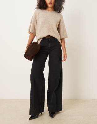 ASOS DESIGN - Jeans in Schwarz mit weitem Bein, Gürtel und Bügelfalte vorne