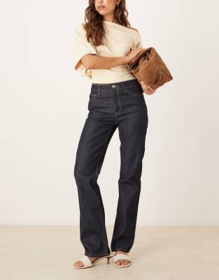 ASOS DESIGN - Jeans in Tinten-Waschung mit niedrigem Bund und schmalem, geradem Schnitt-Blau