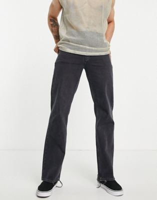 ASOS DESIGN – Jeans in verwaschenem Schwarz mit geradem Schnitt und Upcycling-Farbstoff
