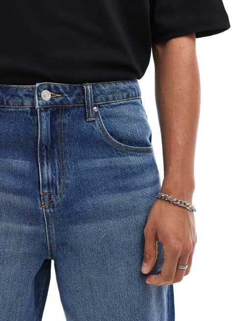 ASOS DESIGN – Jeans-Jorts in normaler Länge in mittelblauer Waschung mit offenkantigem Saum, 2 von 5