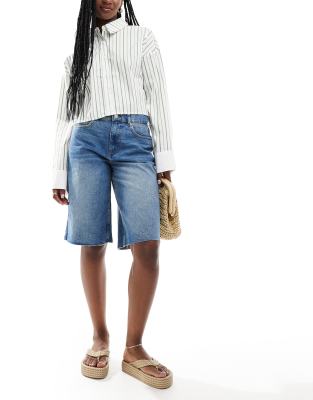 ASOS DESIGN - Jeans-Jorts in verwaschenem Mittelblau mit weitem, langem Schnitt