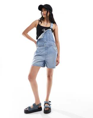 ASOS DESIGN - Jeans-Latz-Shorts in Mittelblau