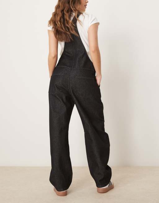 ASOS DESIGN – Jeans-Latzhose in Schwarz mit abgerundetem Beinschnitt