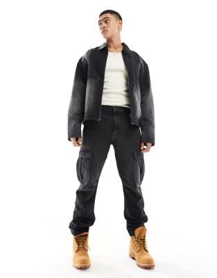 ASOS DESIGN - Jeans med lige ben og cargolommer i sort vask