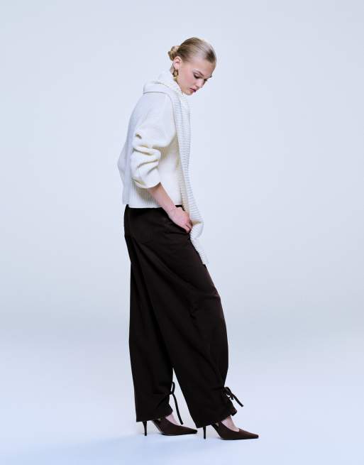 ASOS DESIGN - Jeans met ballonpijpen en enkelstrikjes in chocoladebruin, 2 van 5