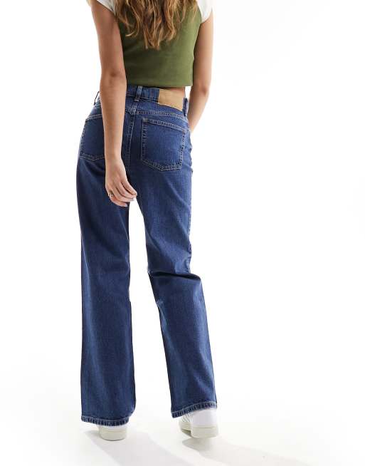 ASOS DESIGN - Jeans met comfortabele stretch en rechte pijpen in effen middenblauw, 2 van 5