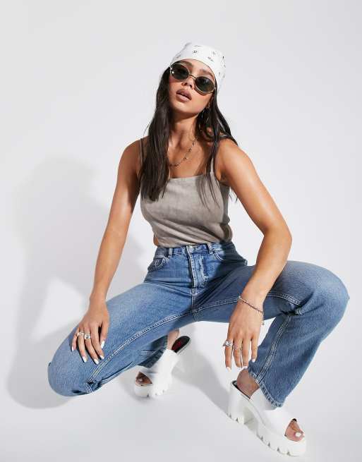 ASOS DESIGN - Jeans met halfhoge taille, comfortabele stretch en rechte pijpen in medium wassing