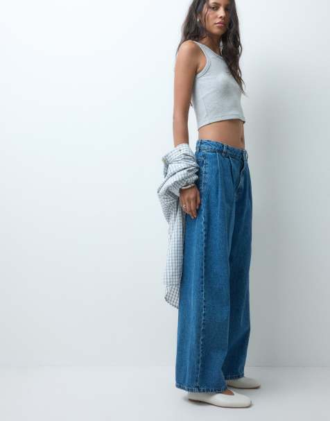 ASOS DESIGN jeans met plooien aan de voorkant en hoefijzervorm in middenblauw - view 1