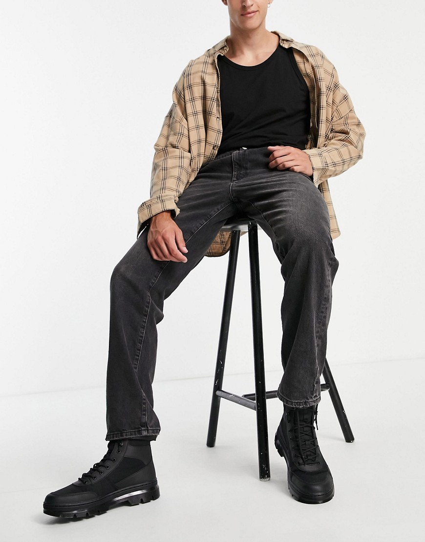 ASOS DESIGN - Jeans met rechte pijpen en dubbele plooi in zwarte wassing