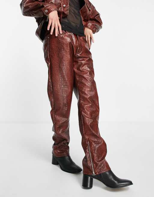 ASOS DESIGN - Jeans met rechte pijpen en leerlook in rood met slangenprint, deel van co-ord set