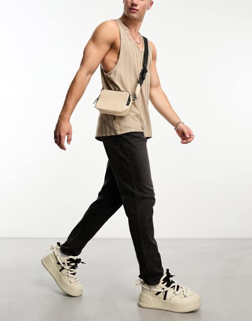 ASOS DESIGN - Jeans met smaltoelopende pijpen in zwart met wassing