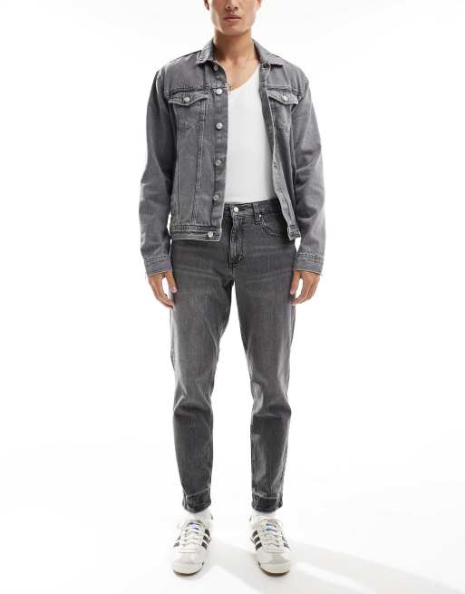 ASOS DESIGN - Jeans met toelopende pasvorm en stretch in grijs met wassing