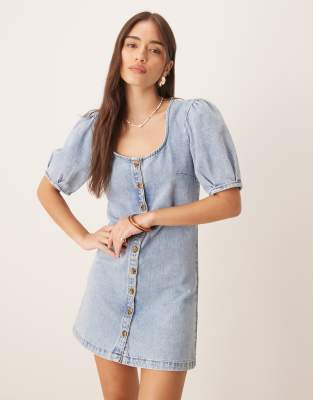 ASOS DESIGN - Jeans-Minikleid in blasser Waschung mit Knopfleiste und Puffärmeln-Blau