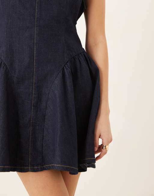 ASOS DESIGN – Jeans-Minikleid in Indigo-Rinse mit gerafften Hüft-Einsätzen, 3 von 4