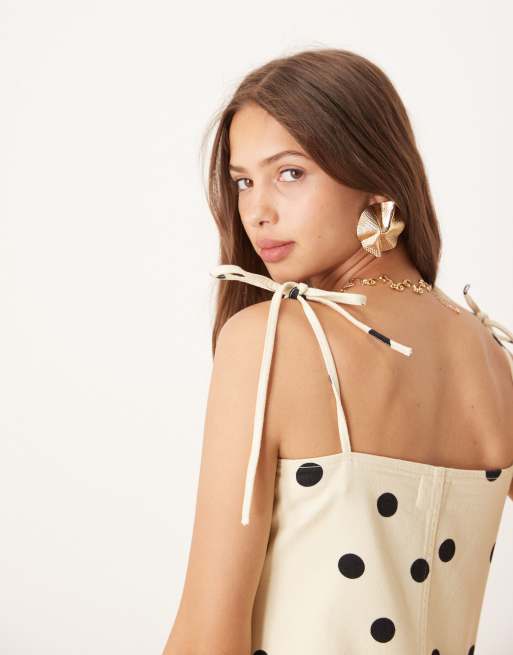 ASOS DESIGN – Jeans-Minikleid in sanftem Gelb mit Punkten und Bindeträgern, 3 von 4