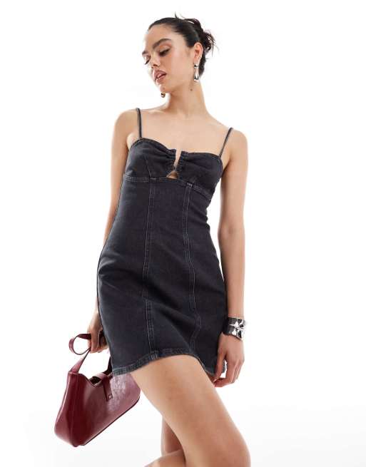 ASOS DESIGN – Jeans-Minikleid in verwaschenem Schwarz mit Metallverzierung