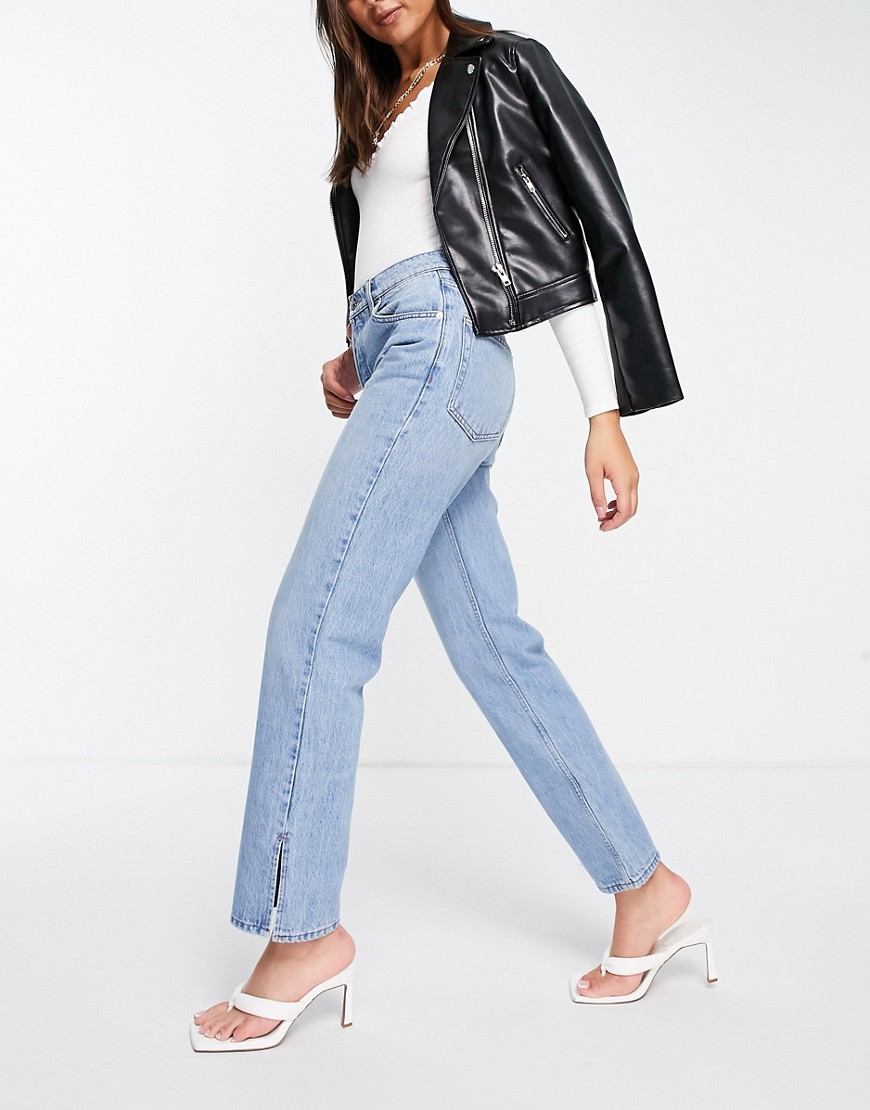 ASOS DESIGN – Jeans mit geradem Schnitt, niedrigem Bund, mittlerer Waschung und Schlitz am Saum-Blau