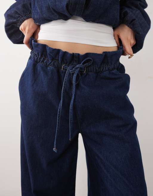 ASOS DESIGN Jeans mit Paperbag-Bund und weitem Bein in Mittelblau, 4 von 5