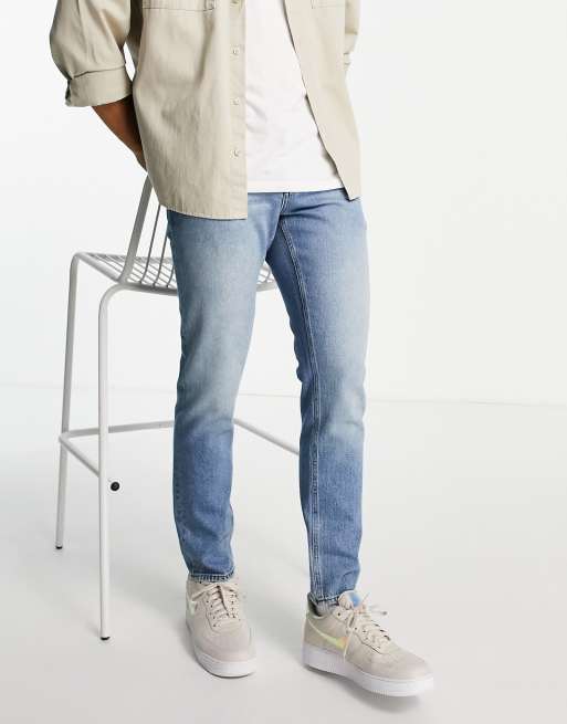 ASOS DESIGN – Jeans mit schmalem Schnitt in mittelblauer Waschung mit Used-Optik