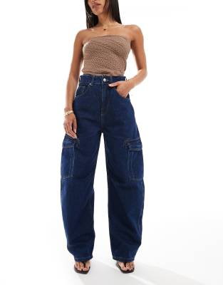 ASOS DESIGN - Jeans mit weitem Bein und hohem Bund in Rinse-Waschung mit Taschen-Marineblau