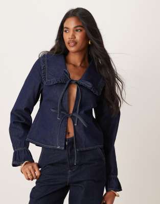 ASOS DESIGN - Jeans-Oberteil in Indigoblau mit Rüschenkragen