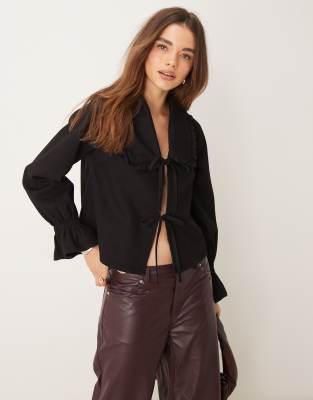 ASOS DESIGN - Jeans-Oberteil in Schwarz mit Rüschenkragen