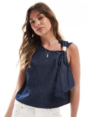 ASOS DESIGN - Jeans-Oberteil mit asymmetrischem Ausschnitt und goldfarbenen Metall-Highlights-Marineblau