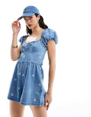 ASOS DESIGN - Jeans-Playsuit mit floraler Stickerei und Puffärmeln-Blau