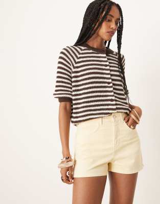 ASOS DESIGN - Jeans-Shorts in Buttermilchgelb mit A-Linien-Schnitt