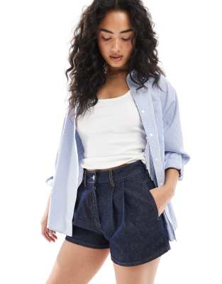 ASOS DESIGN - Jeans-Shorts in Indigoblau mit Bundfalten