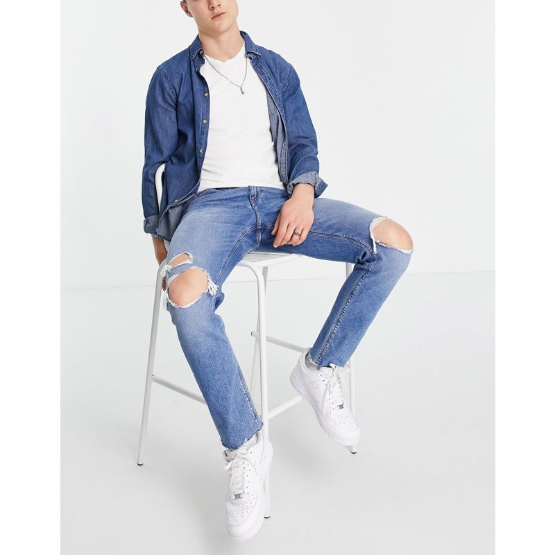 Jeans slim vextj DESIGN - Jeans slim lavaggio blu medio con strappi vistosi sulle ginocchia e fondo grezzo