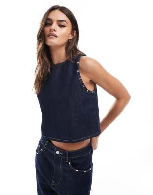 ASOS DESIGN - Jeans-Tanktop in Indigoblau mit Nietenbesatz