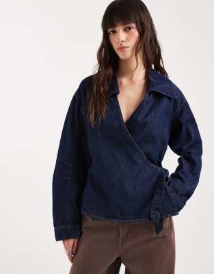 ASOS DESIGN - Jeanshemd in Indigoblau mit Wickeldesign vorne