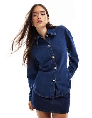 ASOS DESIGN - Jeanshemd in Mittelblau mit betonter Taille und Bindegürtel hinten