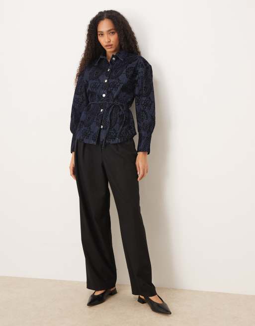 ASOS DESIGN – Jeanshemd in Mittelblau mit Paisley-Flockdruck und betonter Taille, 2 von 4