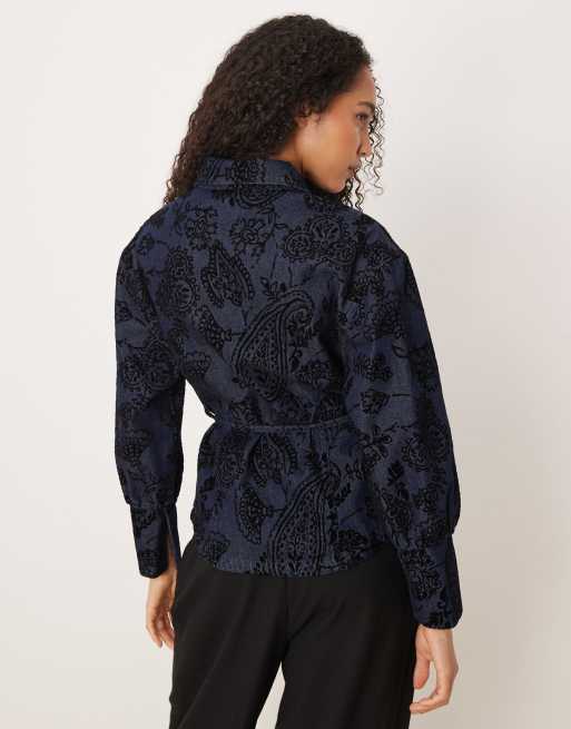 ASOS DESIGN – Jeanshemd in Mittelblau mit Paisley-Flockdruck und betonter Taille, 3 von 4
