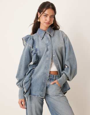 ASOS DESIGN - Jeanshemd in Mittelblau mit Rüschensaum