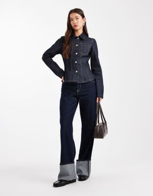 ASOS DESIGN - Jeanshemd in Tintenblau mit Kragen, Ziernaht und Taschen-Details