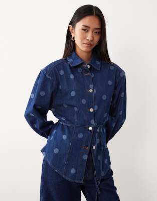 ASOS DESIGN - Jeanshemd mit gelaserten Polka Dots und geraffter Taille-Blau