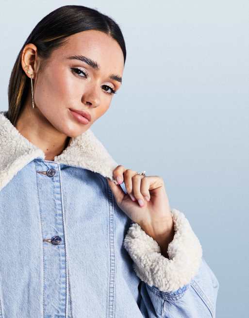 ASOS DESIGN – Jeansjacke aus Baumwollmix in heller Waschung mit Teddyfutter - LBLUE, 4 von 4