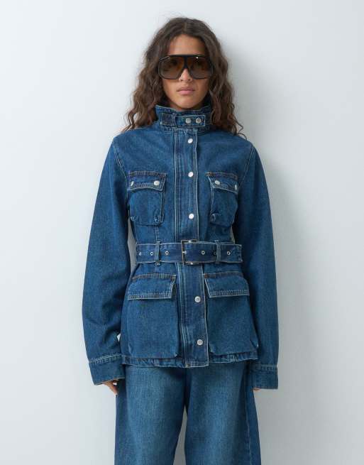ASOS DESIGN Jeansjacke im Utility-Stil mit Stehkragen und Gürtel in mittlerer blauer Waschung, 5 von 5