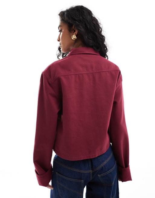 ASOS DESIGN Jeansjacke in Burgunderrot mit breitem Umschlag an den Armeln